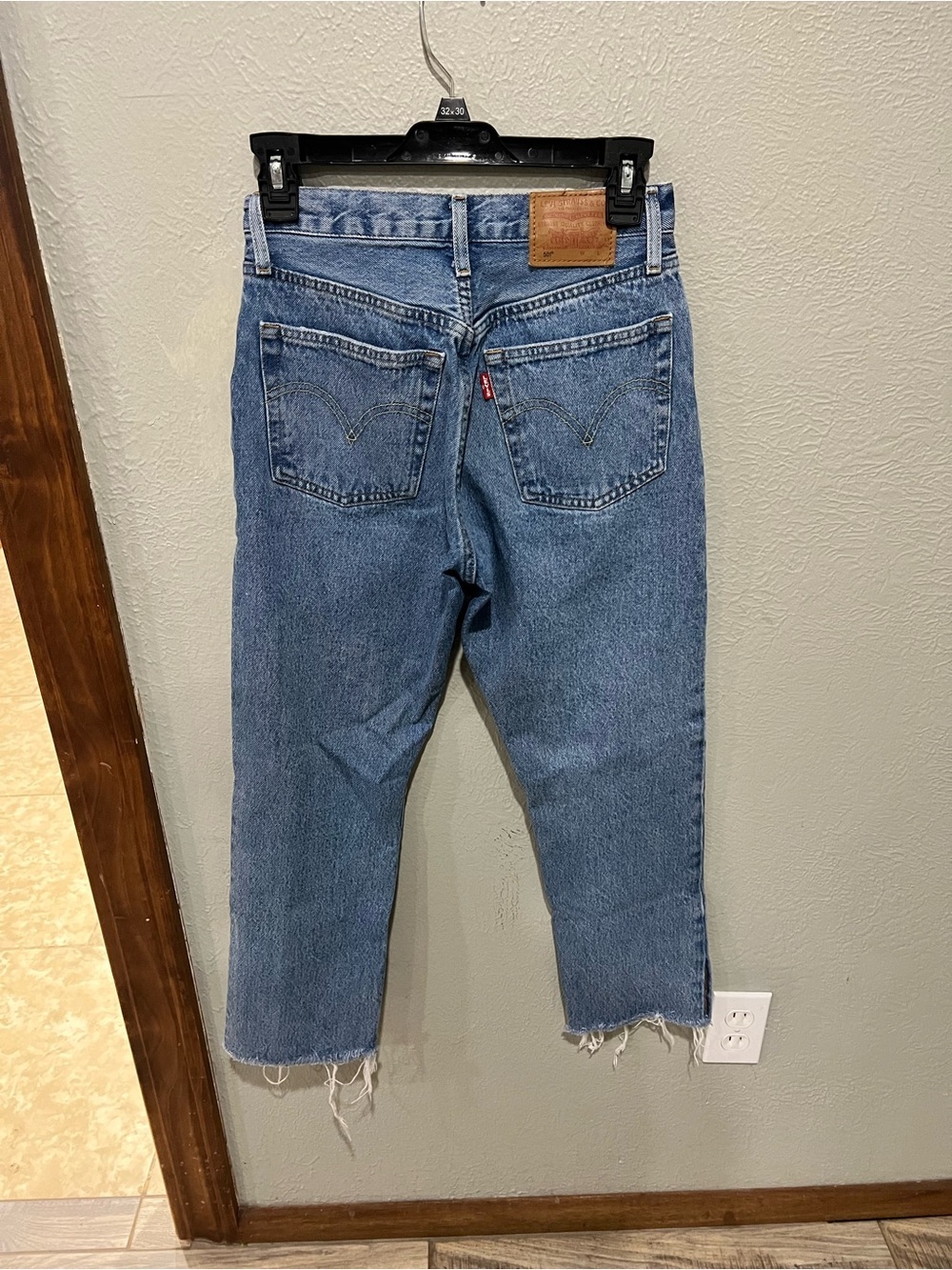 Levi's Women's Straight Leg Distressed Blue Jeans 501 Size 25x26 NWOT - Picture 2 of 3